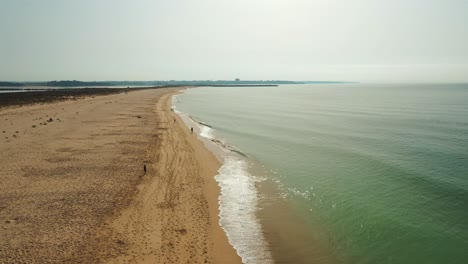 Flug-über-Die-Endlosen-Strände-Der-Halbinsel-Troia-In-Portugal