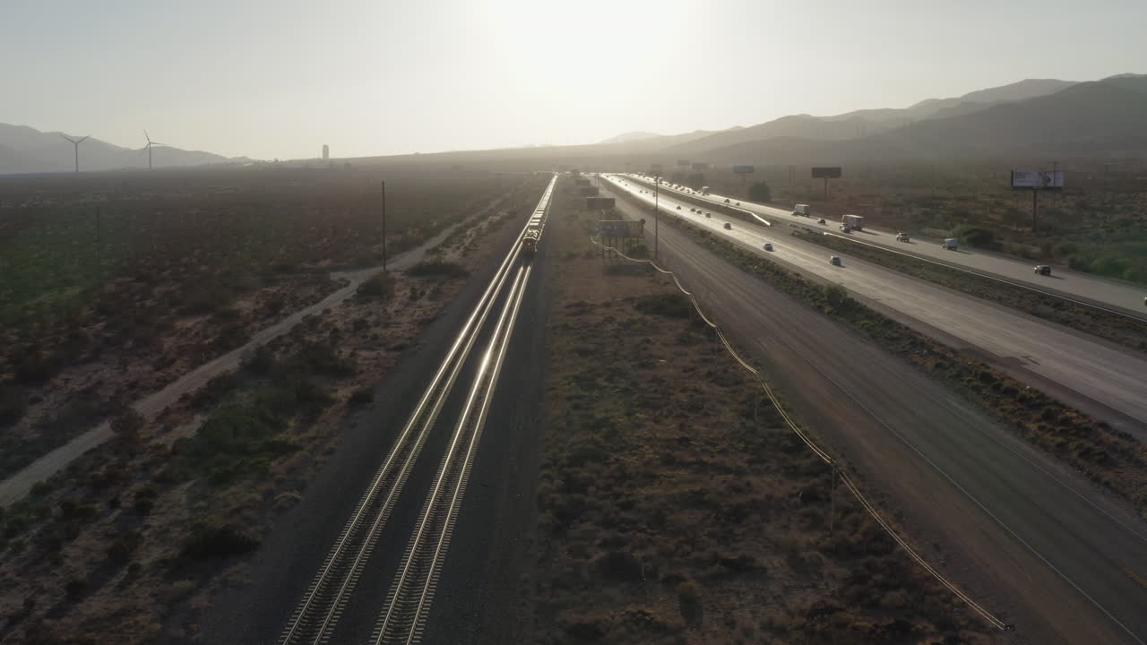 서부 아메리카의 캘리포니아 고속도로에서 철로를 달리는 기차, 항공
