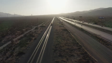 tren en vía férrea por la carretera de california en américa occidental, antena