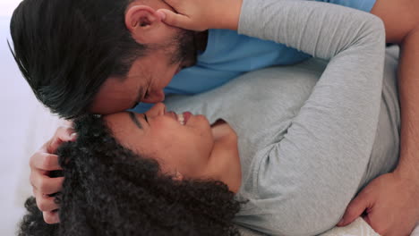 amor, pareja feliz y abrazos juntos en la cama