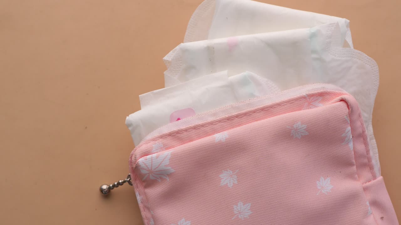 bolsa rosada con pañuelos sanitarios