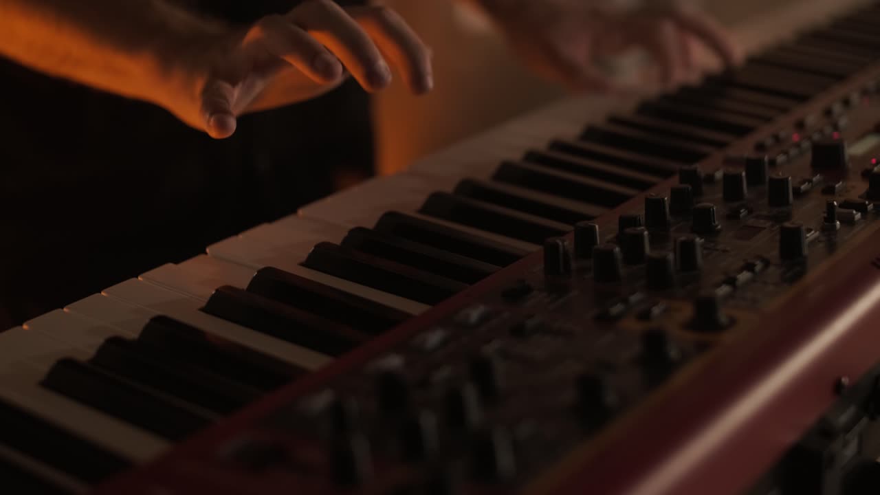 actuación en vivo de la banda con cantante, bajista, pianista, baterista y guitarrista