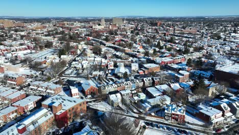 Hermoso-Suburbio-Americano-Nevado-Durante-El-Día-Soleado-En-Invierno