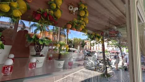 frutas y productos cítricos de colores en exhibición