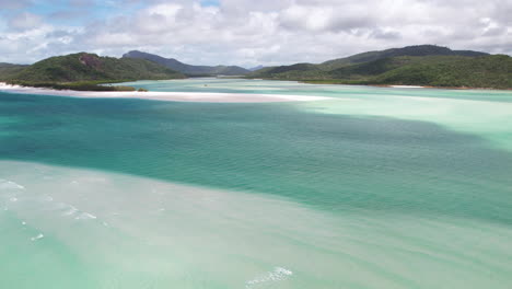 Vista-Aérea-De-La-Famosa-Playa-De-Whitehaven-En-Las-Islas-Whitsundays,-Australia,-Arena-Blanca,-Océano-Turquesa-Y-Paisaje-Verde