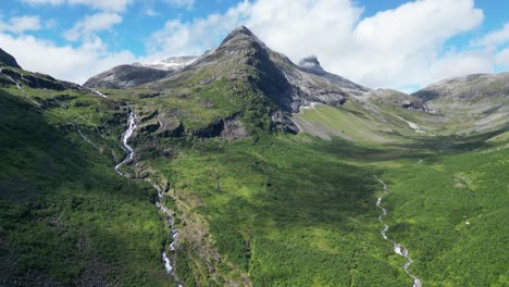 parque nacional de reinheimen en noruega - montañas pintorescas y paisajes naturales verdes - vista aérea