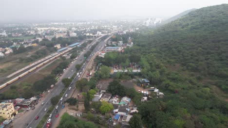 fotografía aérea de niebla de la carretera cerca de la montaña durante el amanecer en la ciudad india