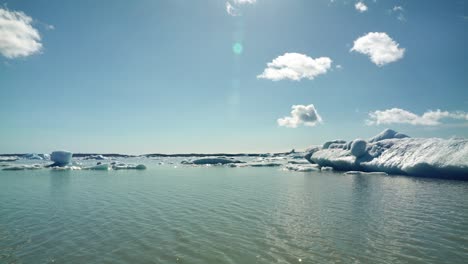 panorámica alrededor de un iceberg