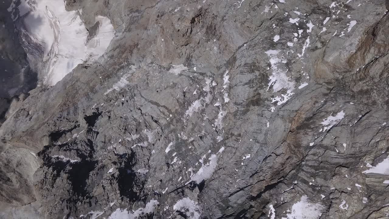 mire hacia abajo desde el dron, gire a la derecha, en el terreno accidentado de los alpes