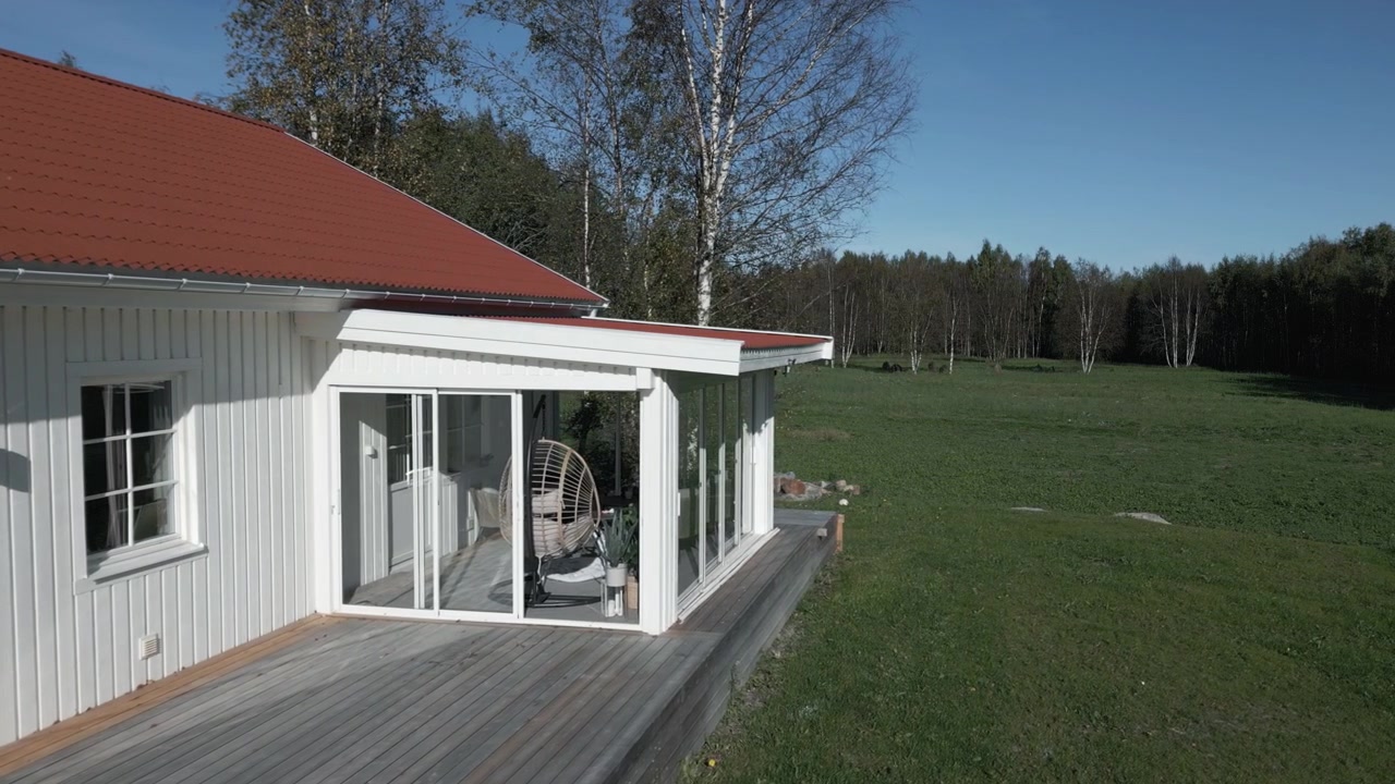 Casa idilliaca in campagna in Finlandia che evidenzia la tranquillità in una zona scarsamente popolata, ripresa aerea.