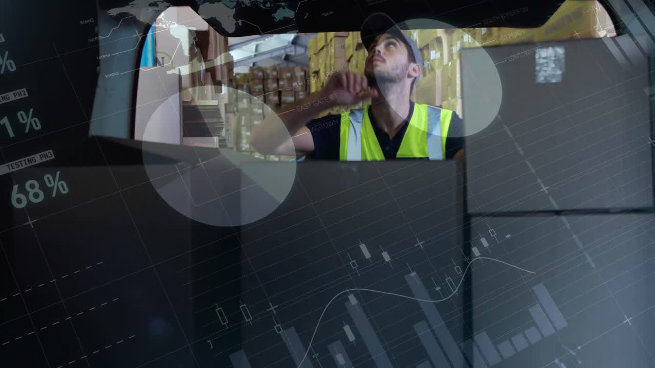 trabajador de almacén cargando paquetes en la parte trasera de una furgoneta de entrega 4k