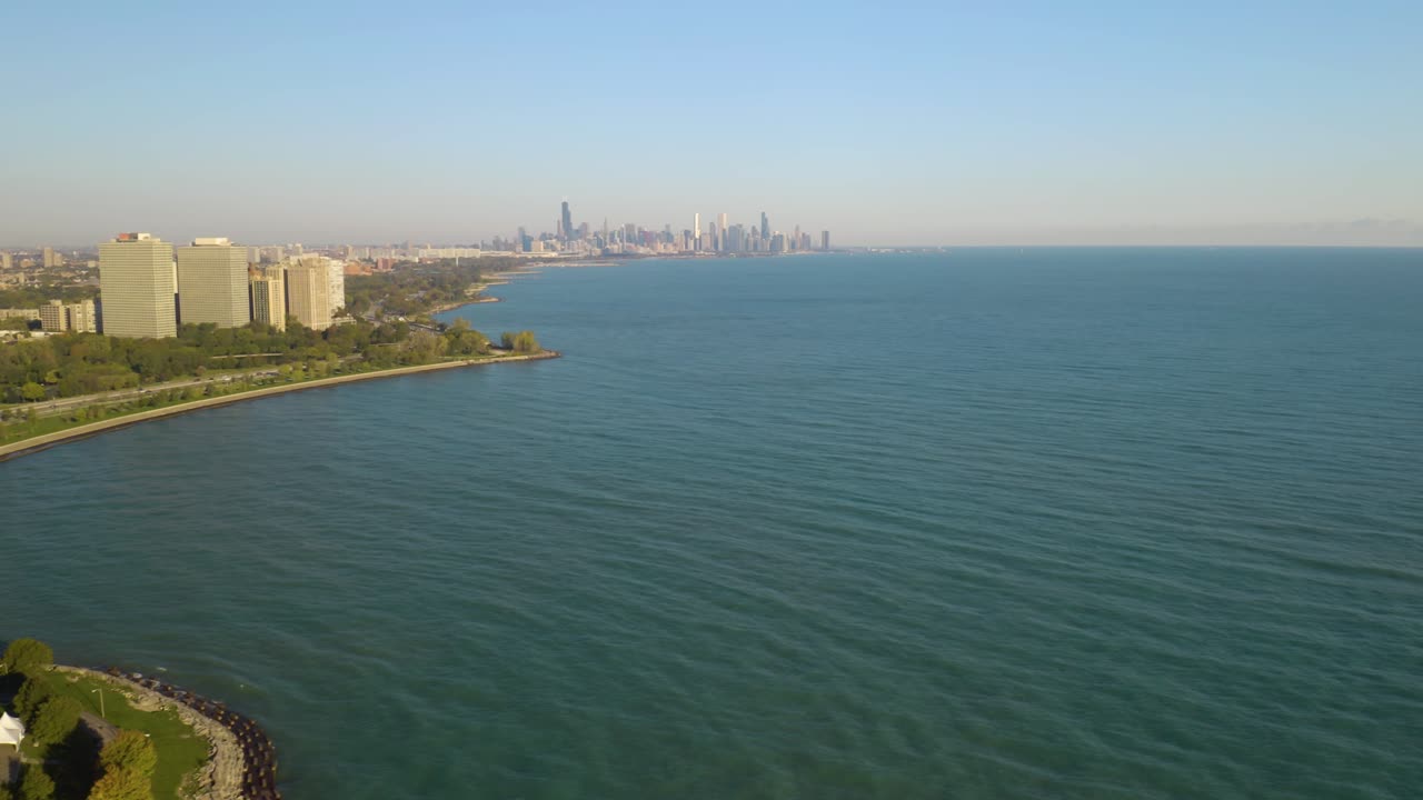 toma aérea revela un punto promontorio con el horizonte de chicago en el fondo
