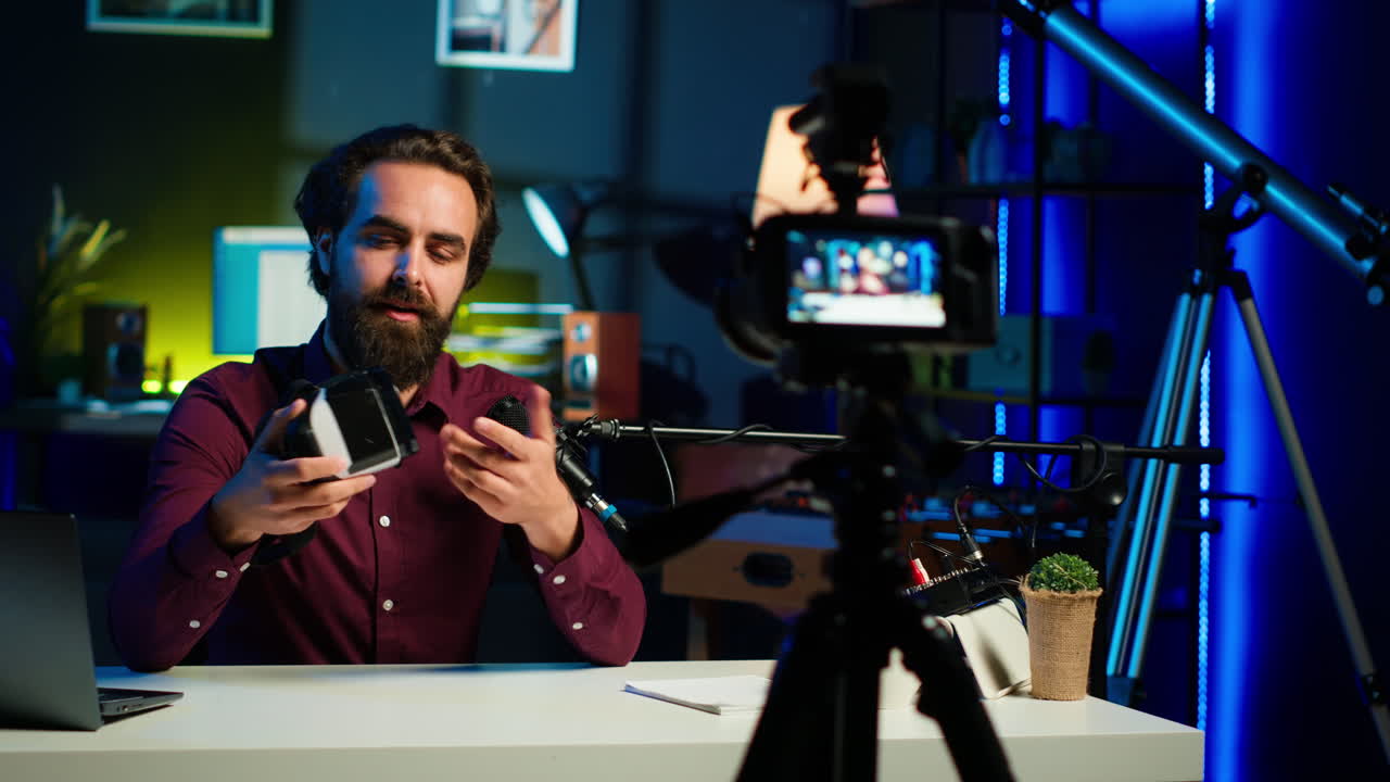 fotografía de cerca de gafas vr futuristas sostenidas por un hombre revisándolas para los espectadores