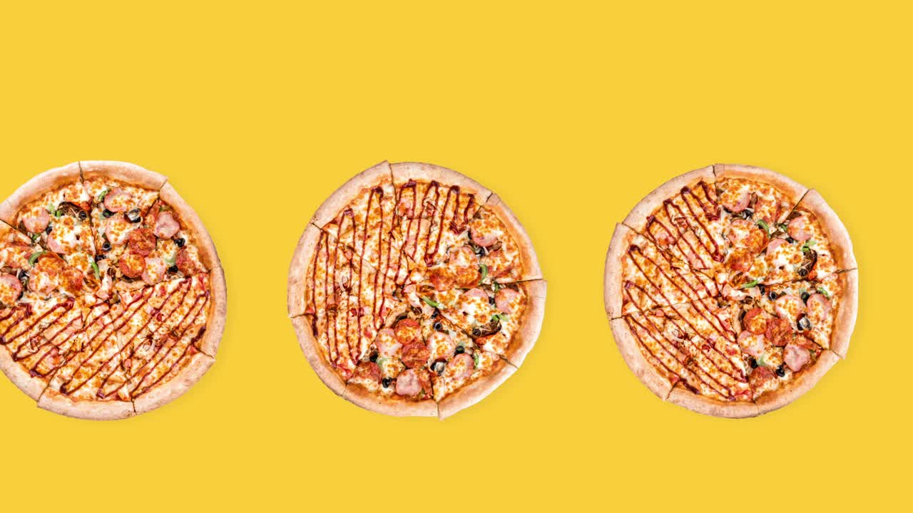 노란색 배경에 많은 페페로니 전체 피자와 함께 원활한 루핑 애니메이션, 복사 공간