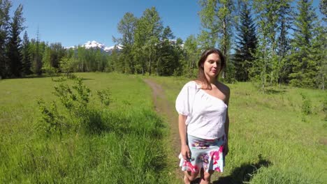 hermosa mujer caminando por el camino 4k