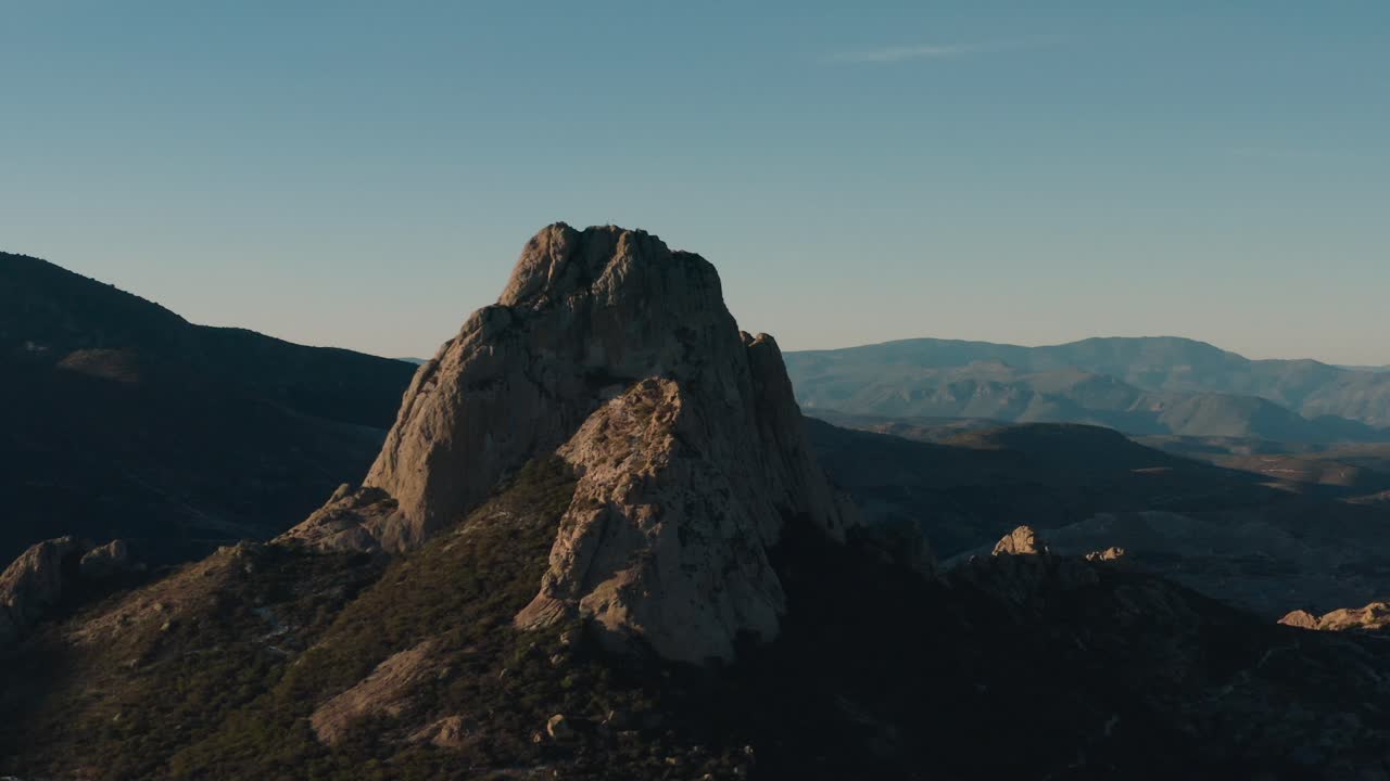 girato con drone de la peña de bernal, cinematografico 4k
