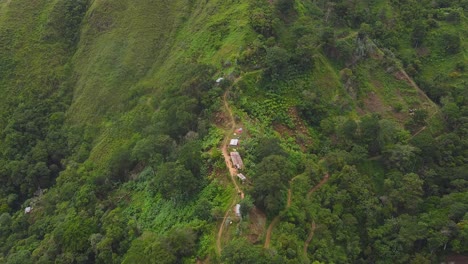 Drone-Vuela-Sobre-Algunas-Casas-Ubicadas-En-La-Cima-De-Una-Montaña-En-Un-Día-Nublado