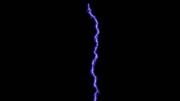 Spettacolari fulmini su sfondo nero. Tempesta elettrica con fulmini blu realistici. Video in loop 4K (3840x2160) di un temporale con fulmini lampeggianti.