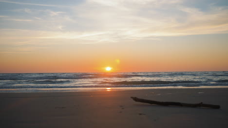 Waves-are-crashing-in-front-of-seaside-during-sunset