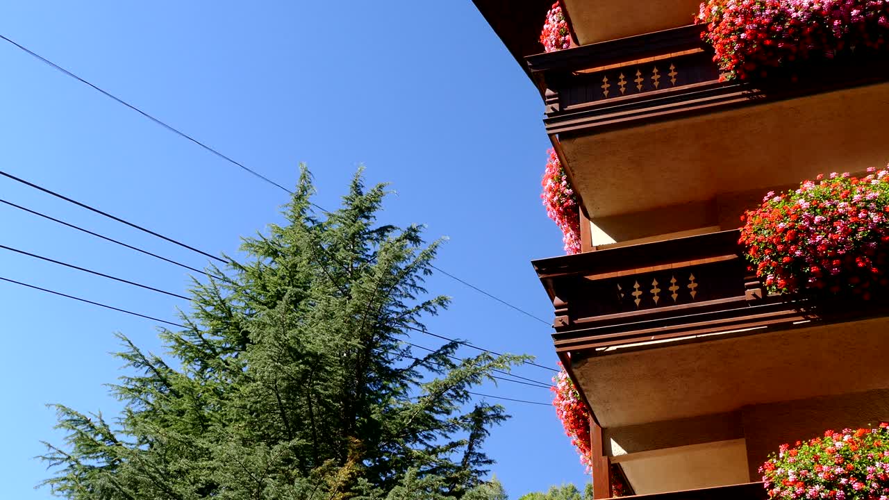 건물 에서 움직이는 케이블카.