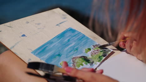 mujer pintando una acuarela de paisaje marino
