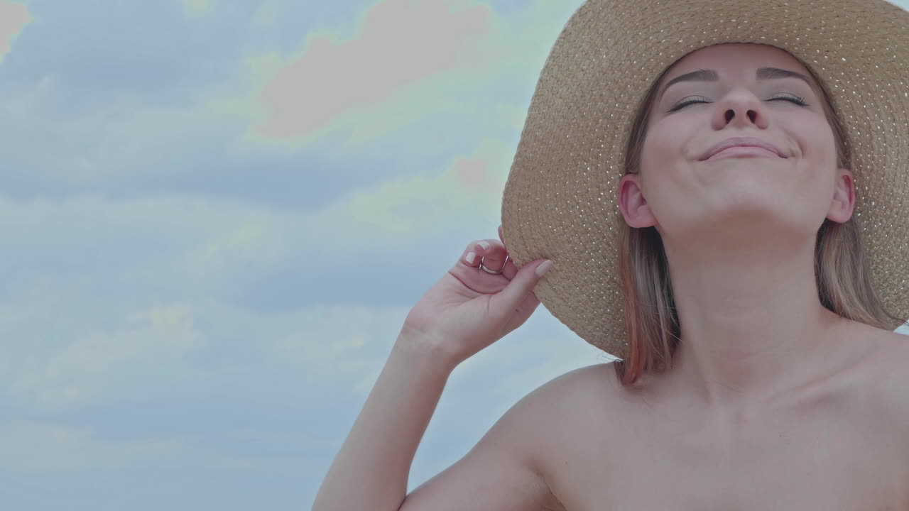 Bella donna con cappello da sole che si gode la splendida estate, primo piano