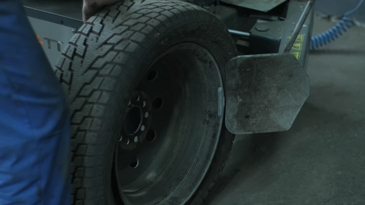 instalación profesional de neumáticos en un servicio de automóviles