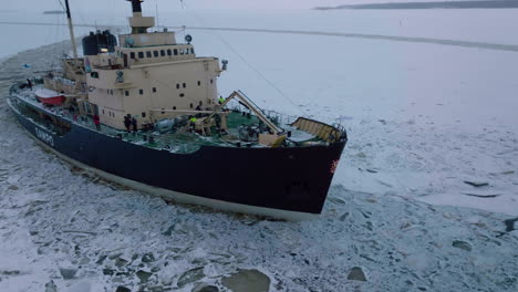 Eisbrecherschiff-Auf-Dem-Gefrorenen-Wasser-Des-Bottnischen-Meerbusens-Tagsüber