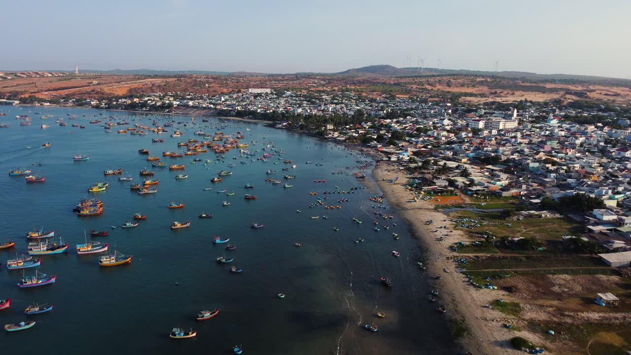 la vida cotidiana de los pescadores en la ciudad de mui ne, vietnam.
