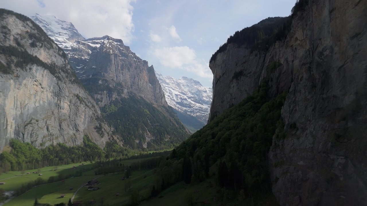 Dronebeelden van Lauterbrunnen met een alpiene vallei, watervallen, groene weiden en dramatisch berglandschap in de Zwitserse Alpen