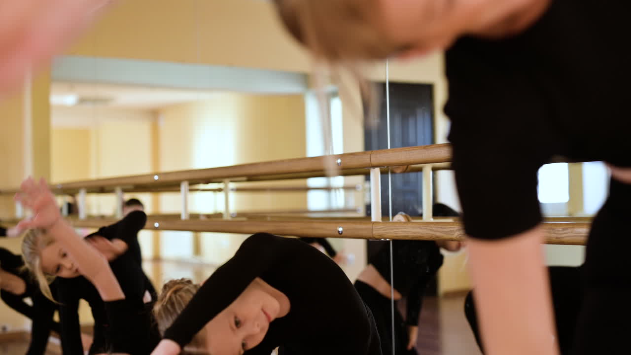 클래식 댄스 수업에 있는 아이들