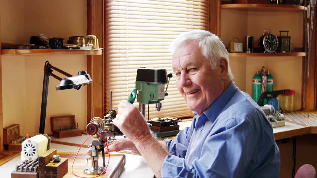 relojero reparando un reloj