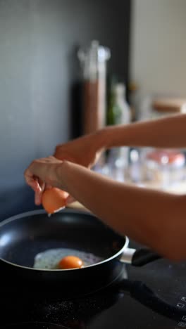 cocinando un huevo en una sartén