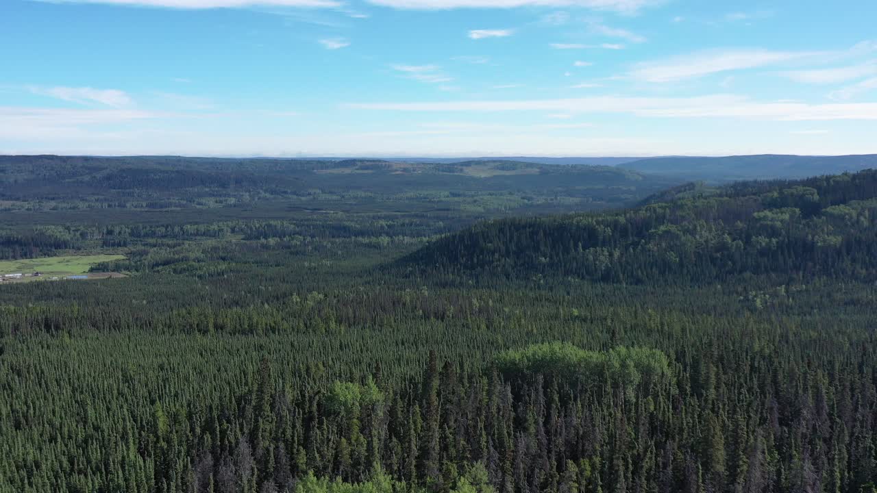 Drone vola sopra l'Alaska Highway, rivelando gemme nascoste della Columbia Britannica settentrionale
