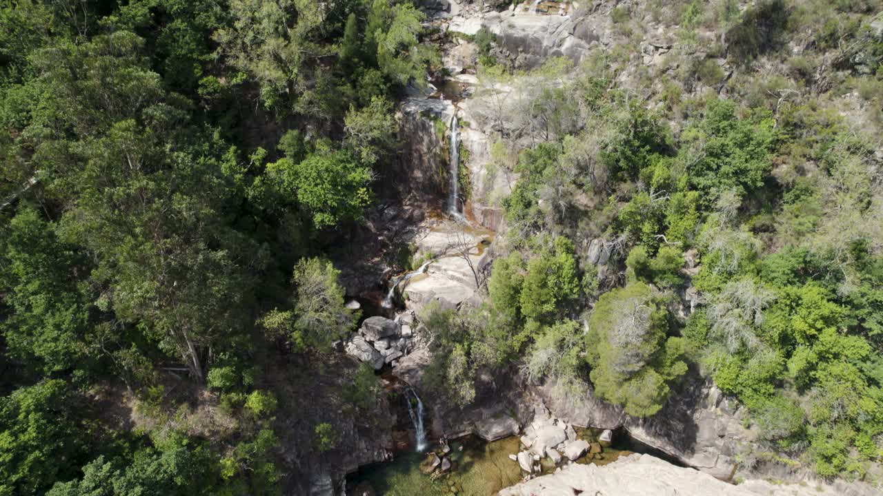 cascatas de fecha de barjas o cascadas de tahití en el parque nacional de peneda-geres, portugal
