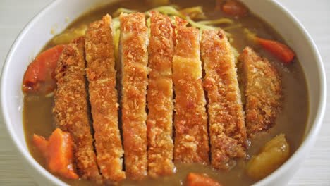 fideos ramen al curry con chuleta de cerdo frita tonkatsu - estilo de comida japonesa