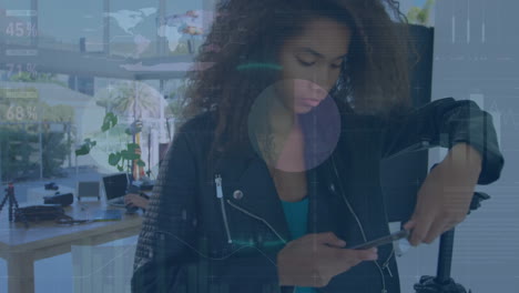 animación del procesamiento de datos financieros sobre una mujer de negocios afroamericana que usa un teléfono inteligente