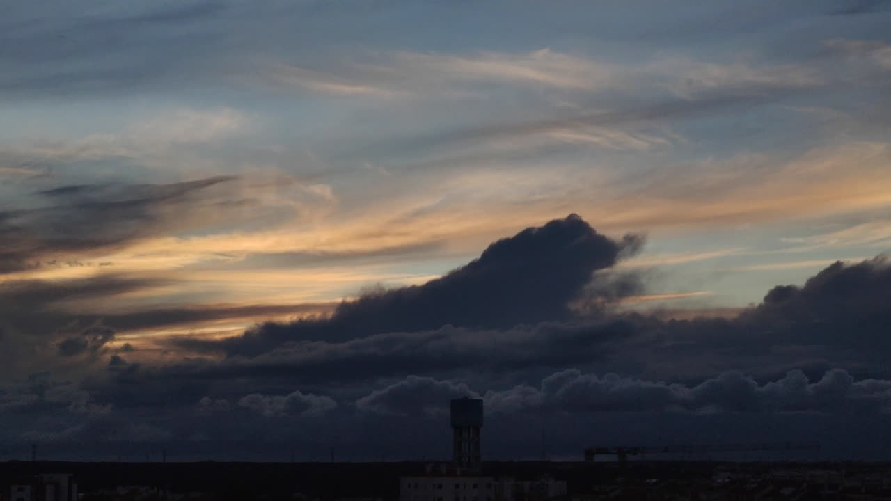 어두운 풍경을 덮는 폭풍우 구름 -시간 경과