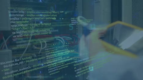 animación del procesamiento de datos de seguridad cibernética en la sección media del ingeniero masculino que trabaja en la sala de servidores