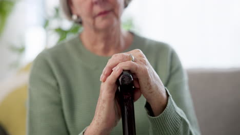 manos, bastón de caminar y mujer anciana en casa