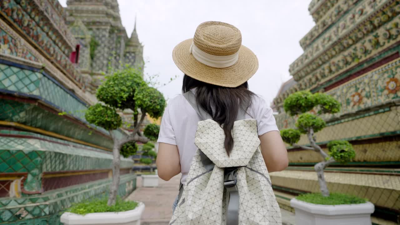 태국 방의 포 사원에서 여행하는 즐거운 젊은 아시아 여성.