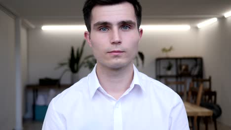 retrato de un hombre de negocios serio mirando a la cámara