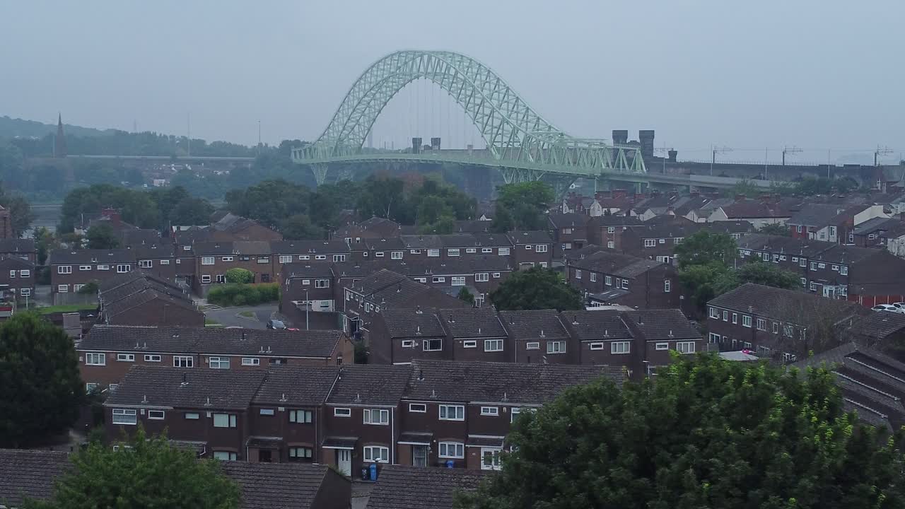 나무 위 왼쪽 영국 북부 런콘 다리 교외 주거 타운하우스 이웃 조감도