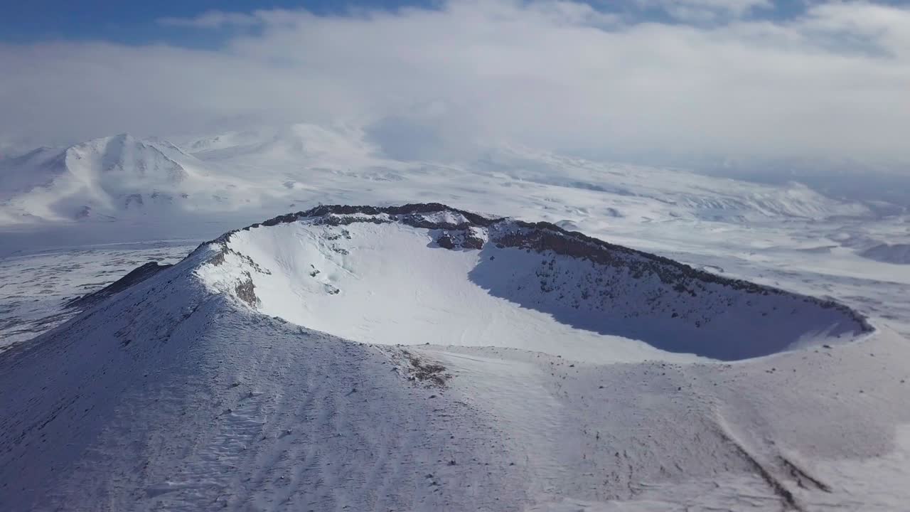 imágenes de drones del cráter del volcán