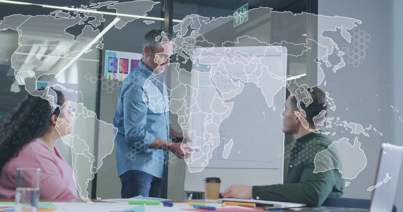 Homem começando a escrever em um flipchart em reunião de negócios, esclarecendo o plano, com sobreposição de mapa-múndi em crescimento.