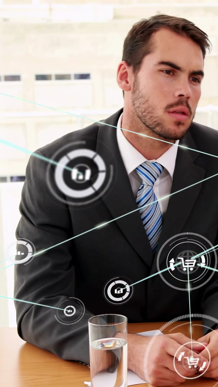 Video verticale: Uomo che si sistema la cravatta mentre analizza dati finanziari con grafici HUD che appaiono intorno all'uomo