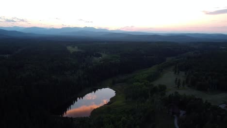 Sonnenuntergangs-Drohnenaufnahme-Der-Felsigen-Berge-Und-Des-Waldes-Im-Vordergrund