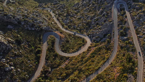 Vista-Aérea-De-La-Sinuosa-Carretera-De-Nus-De-Sa-Corbata-En-El-Paso-De-Montaña-Coll-Dels-Reis-En-Mallorca,-España