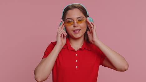 joven feliz con auriculares escuchando música bailando discoteca divirtiéndose relajándose en la fiesta de navidad