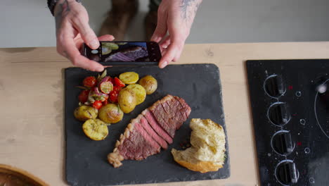 taking pictures of food with smartphone